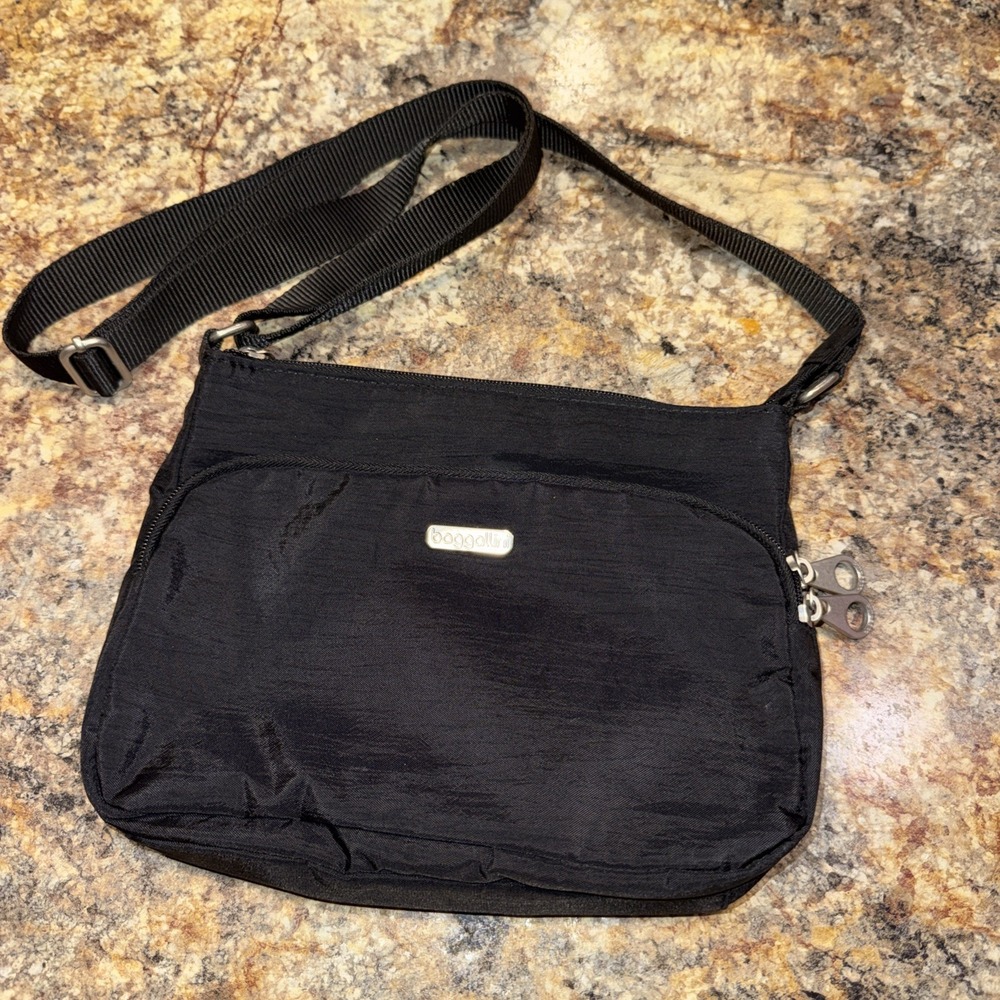 BAGGALLINI Criss Cross Crossbody Bag Black Print Multi Compartment Purse EUC